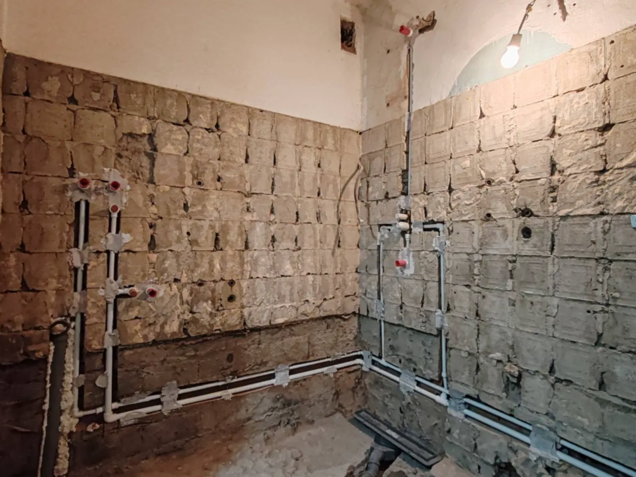 Instalacija novih vodovodnih cevi u kupatilu pre postavljanja keramike — vodoinstalater naselje Medijana, Niš