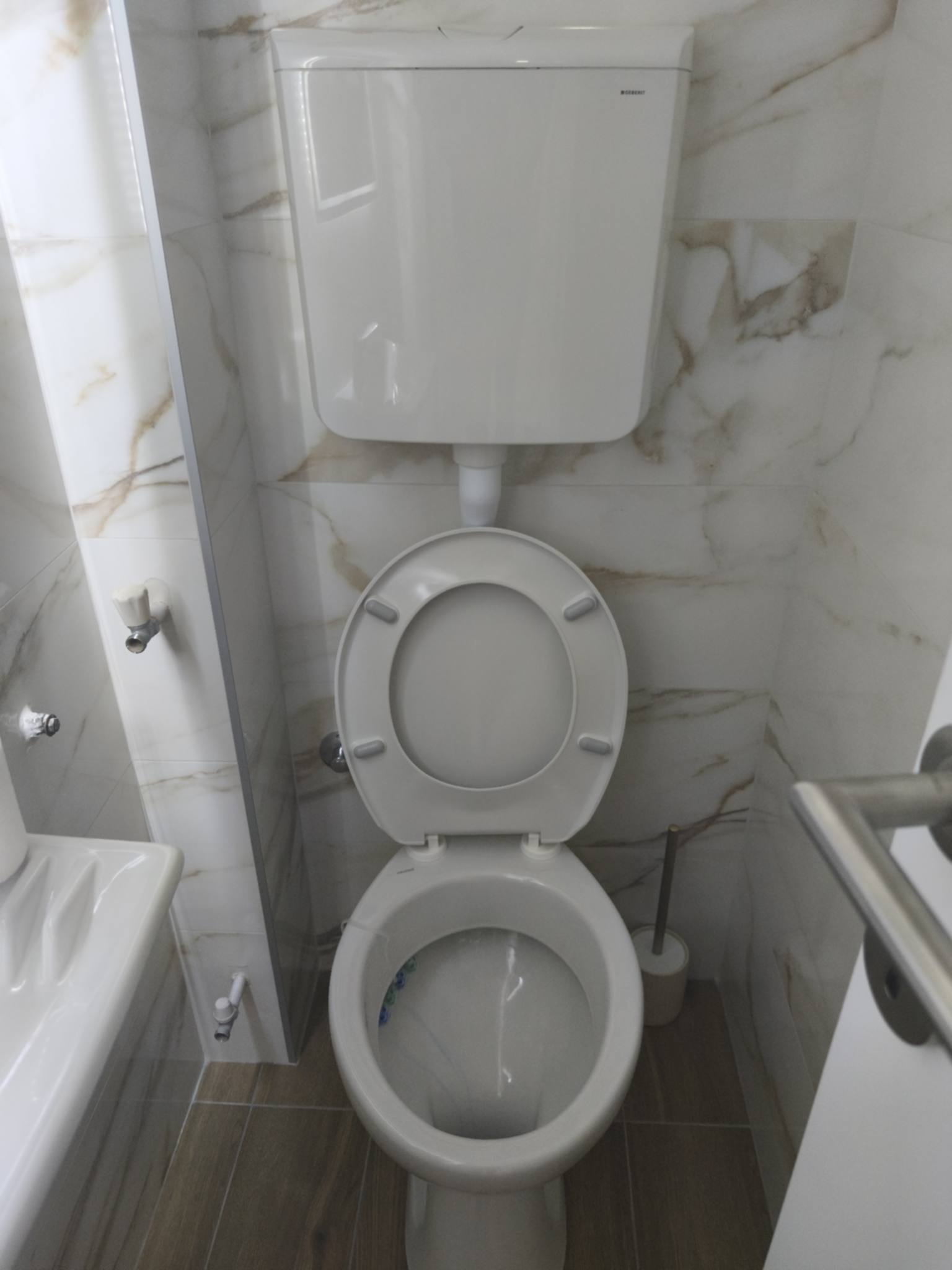 Nova WC šolja sa ugradnim vodokotlićem posle montaže — vodoinstalater Niš