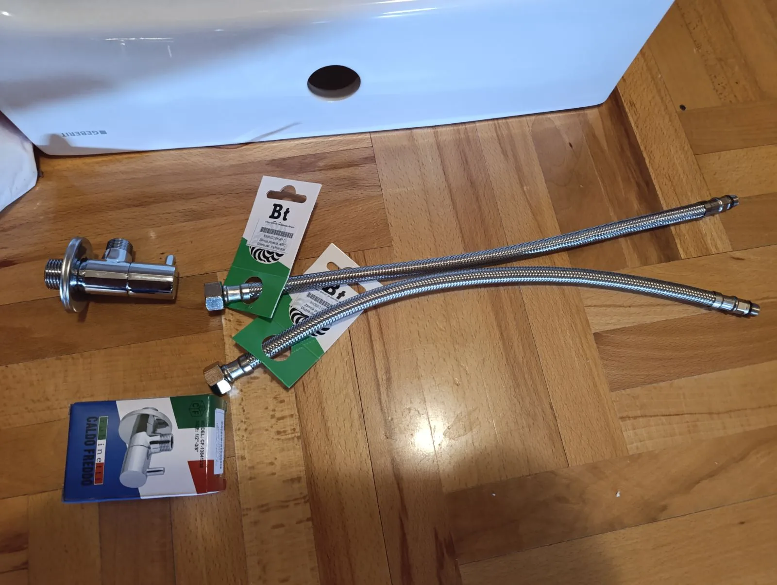 Novi uglovni ventili i fleksibilna creva za vodu pripremljeni za ugradnju — vodoinstalater Pantelej, Niš