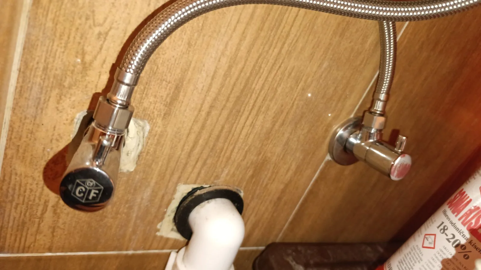 Novi hromirani uglovni ventili i creva za vodu posle ugradnje — vodoinstalater Pantelej, Niš