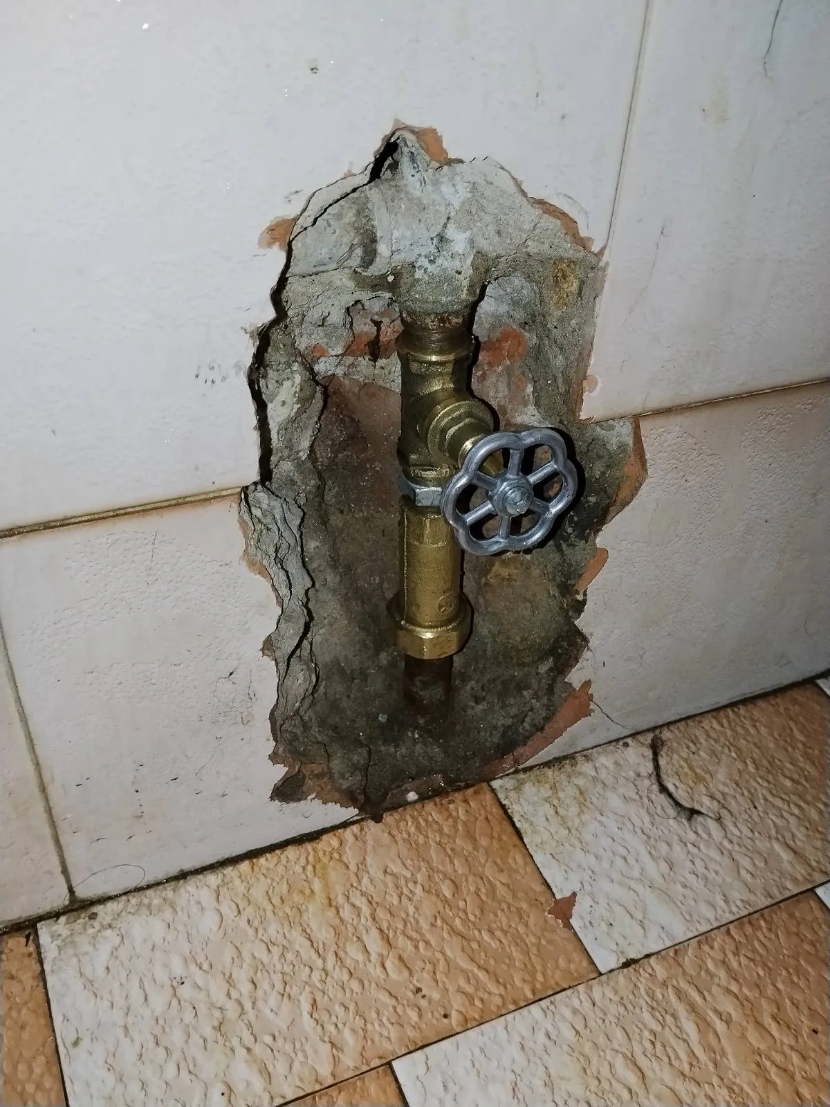Novougrađeni ventil na vodovodnoj instalaciji posle sanacije curenja — vodoinstalater Niš