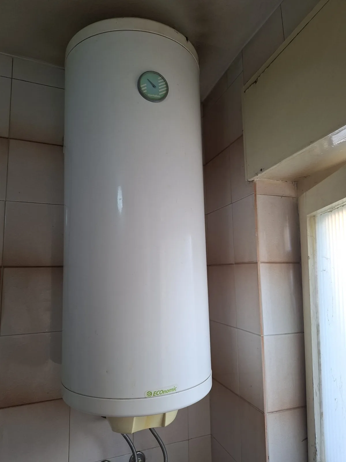 Stari dotrajali bojler pre zamene u kupatilu — vodoinstalater naselje Medijana, Niš
