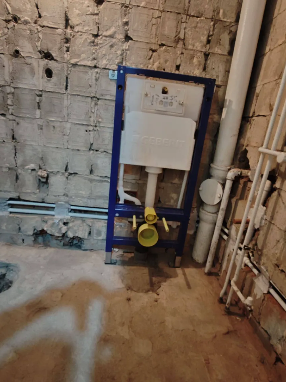 Ugradnja Geberit ugradnog vodokotlića sa montažnim ramom pre zidanja — vodoinstalater naselje Medijana, Niš