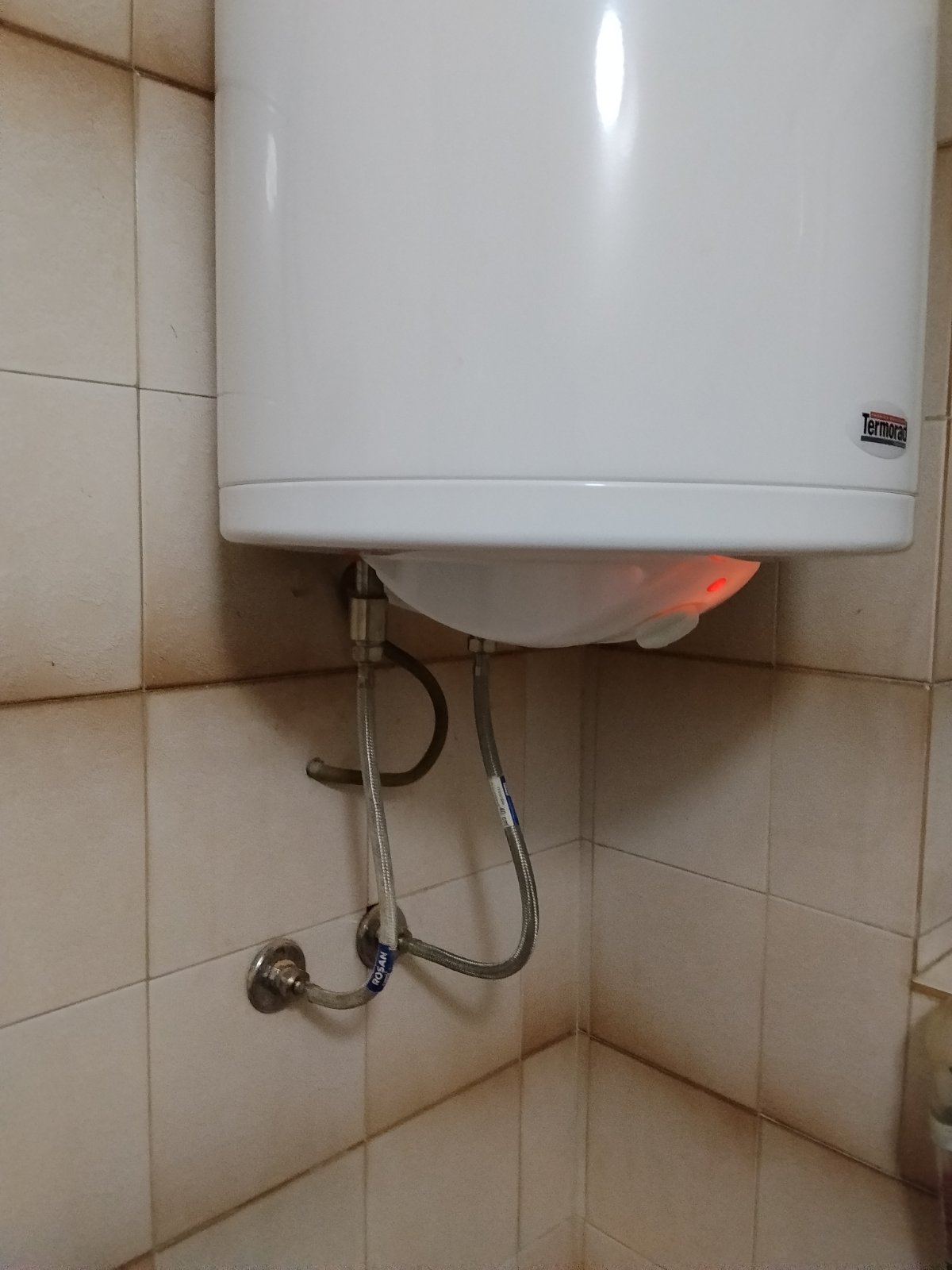 Termorad bojler montiran na zid sa hromiranim fleksibilnim crevima — zamena bojlera Niš