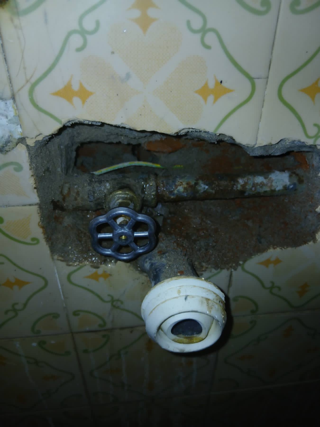 Zamena ventila posle pucanja vodovodne cevi u zidu — vodoinstalater Donja Vrežina, Niš