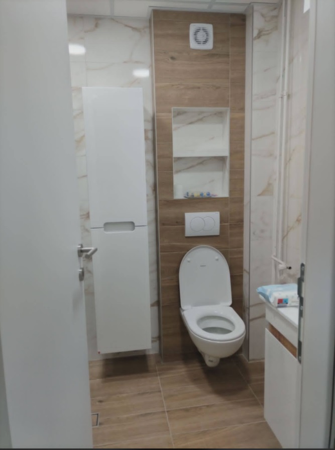 Novougrađena WC šolja sa ormarićem u renoviranom kupatilu — vodoinstalater Niš